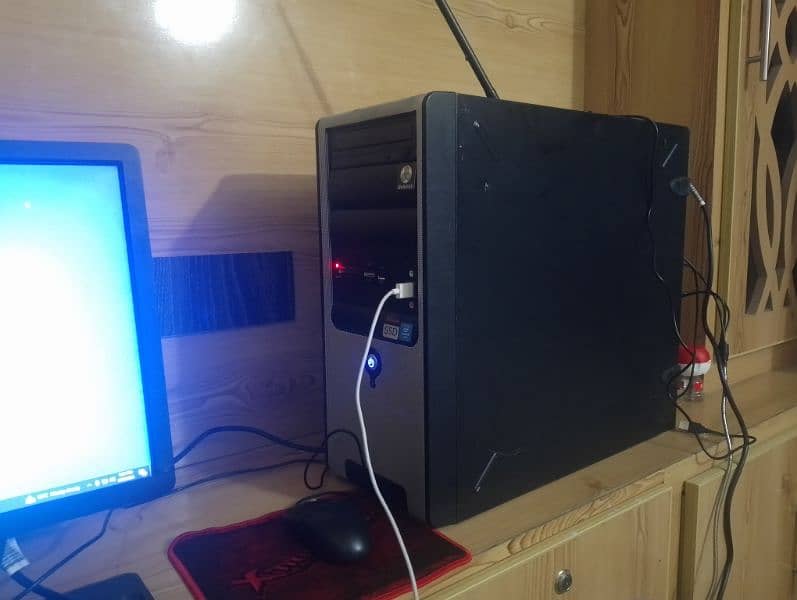 gaming setup PC and screen 0