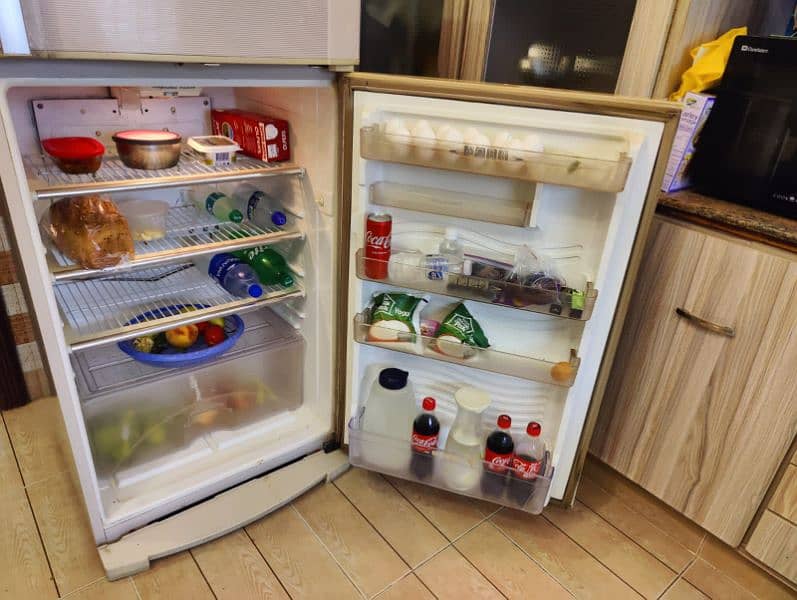 Dowllance Fridge Medium size for sale very good cooling 4