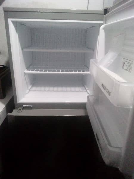 medium size fridge with wranty card and keys 1