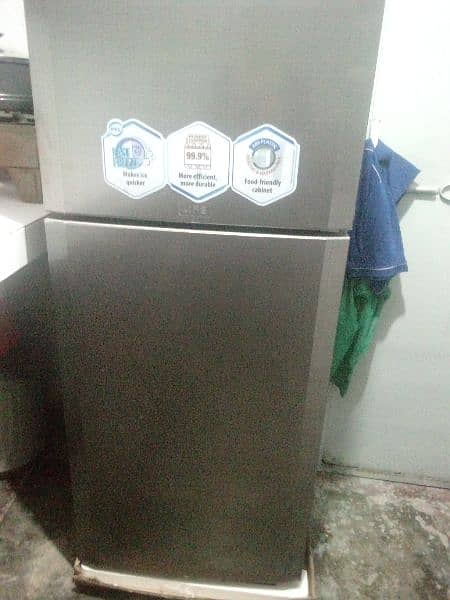 medium size fridge with wranty card and keys 2