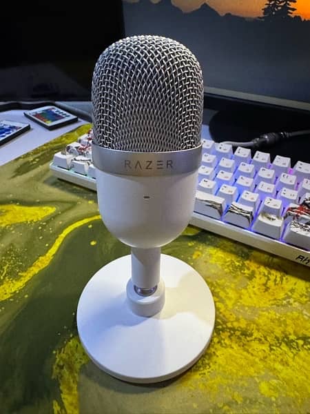 Razer seiren mini white like brand new with box 0