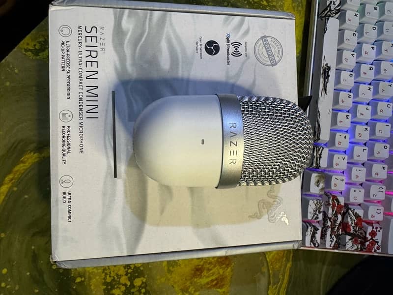 Razer seiren mini white like brand new with box 1