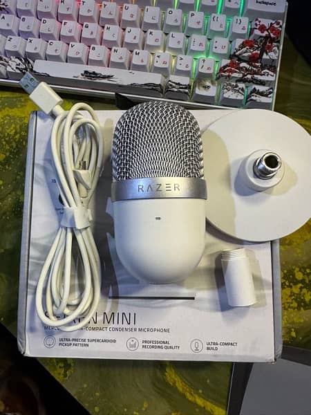 Razer seiren mini white like brand new with box 2