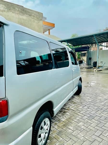 Toyota Hiace (regius) luxury wagon high grade 2