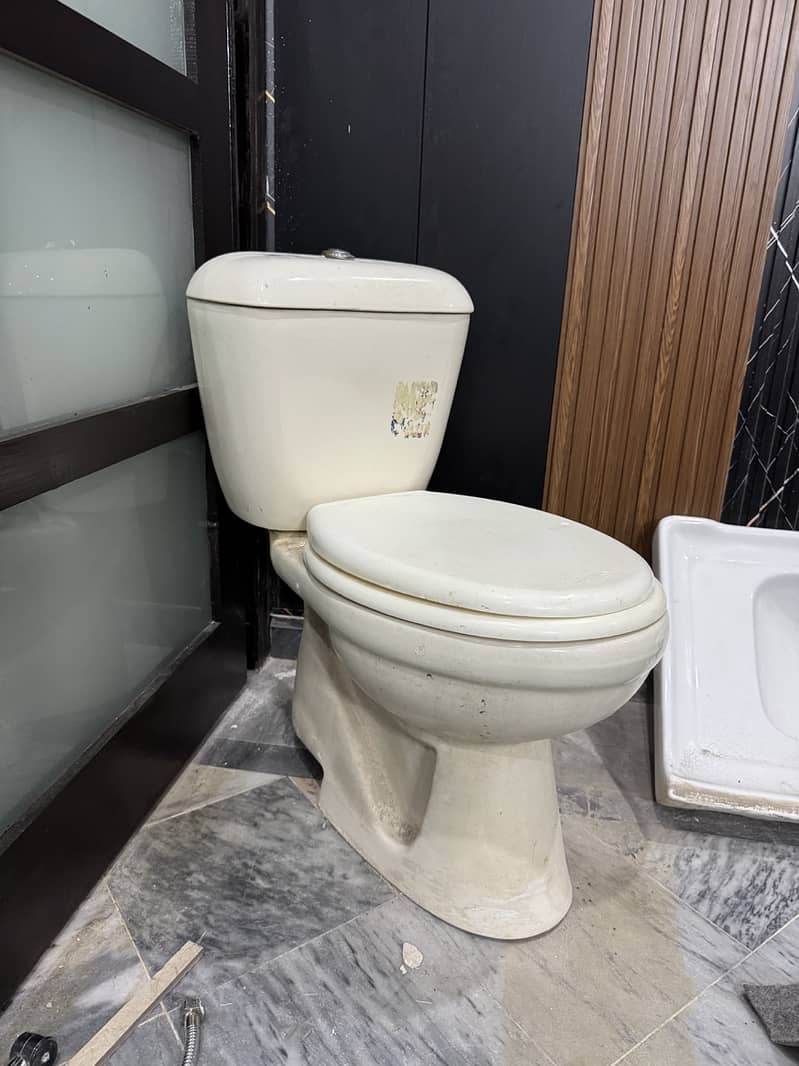 English Seat with Muslim Shower 1