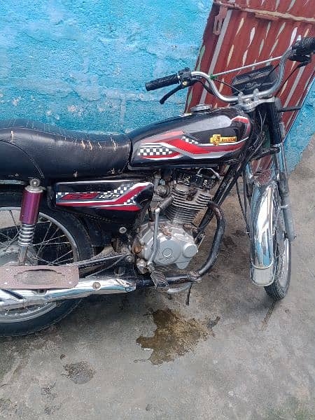 Honda 125 with all original tankie tape 3