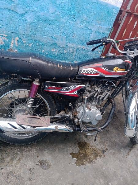 Honda 125 with all original tankie tape 4