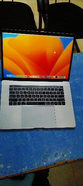 Apple MacBook 2019 15"
 i9 16GB Ram DDR4
1TB  Ssd 1