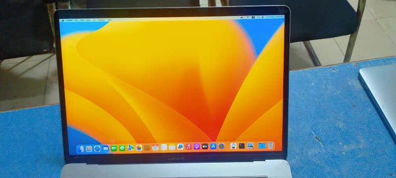 Apple MacBook 2019 15"
 i9 16GB Ram DDR4
1TB  Ssd 2