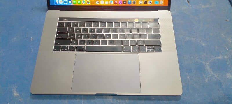 Apple MacBook 2019 15"
 i9 16GB Ram DDR4
1TB  Ssd 3