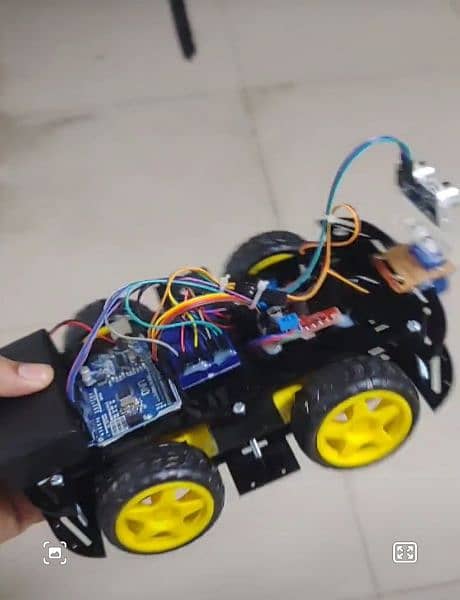 ARDUINO OBSTACLES AVOIDING CAR 1