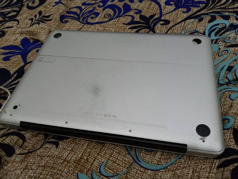 Laptop (MacBook core 2 duo) 4