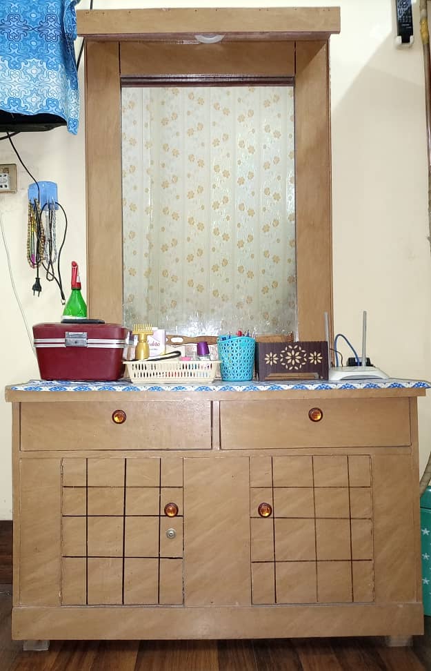 Home used bed and dressing table for sale on urgent basis 3