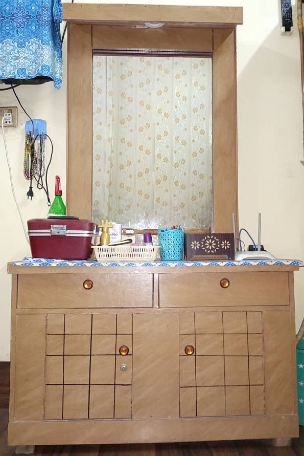 Home used bed and dressing table for sale on urgent basis 4