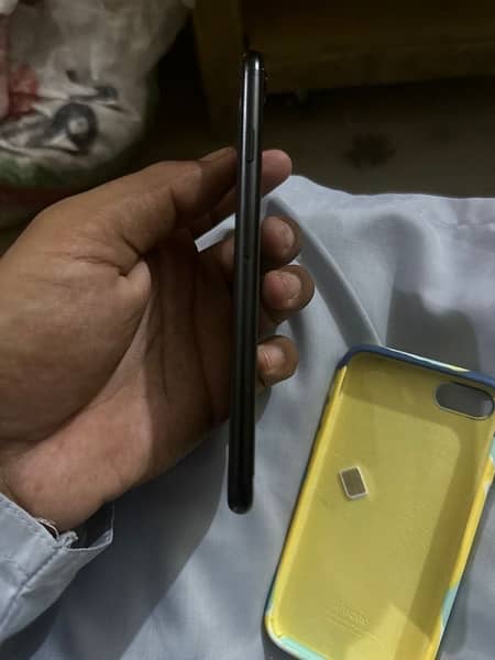 iPhone SE 2020  all original back sy crack hy baki koi masla Nhi hy 5