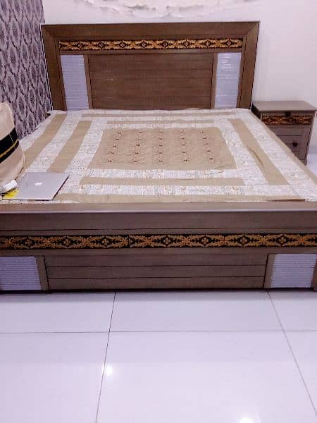 A brand new wooden bed set without metress 1