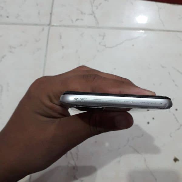 assalamualaikum oppo 16 in good condition with box 0