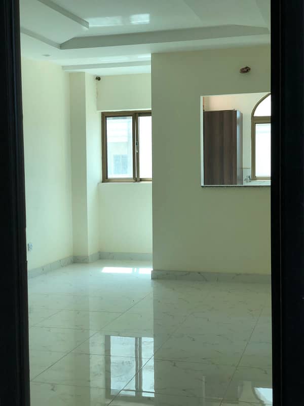 CORNER FLAT 2ND FLOOR 600 SQUARE FEET AVAIALABLE FOR SALE IN SHERANWALA HEIGHTS 2