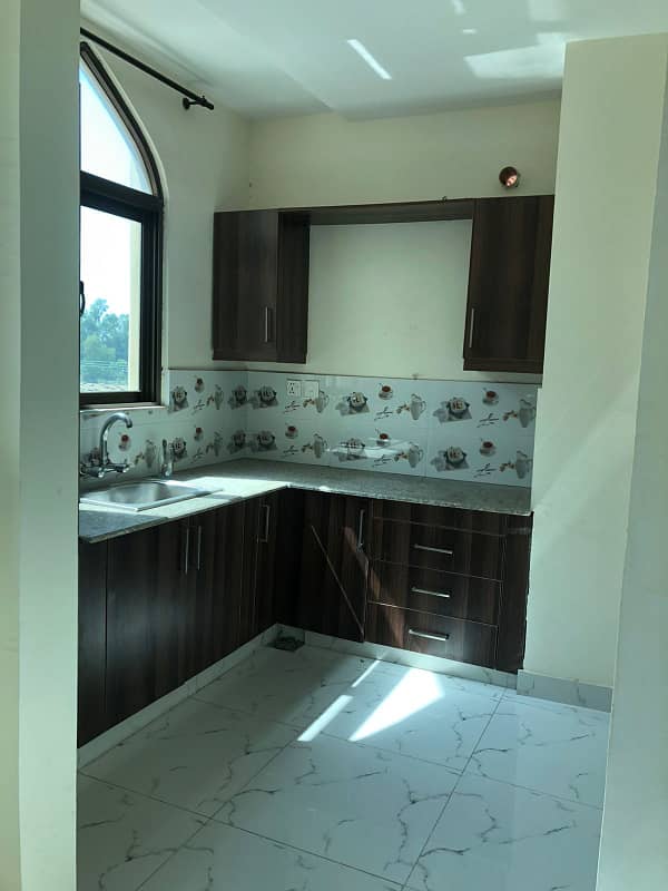 CORNER FLAT 2ND FLOOR 600 SQUARE FEET AVAIALABLE FOR SALE IN SHERANWALA HEIGHTS 3