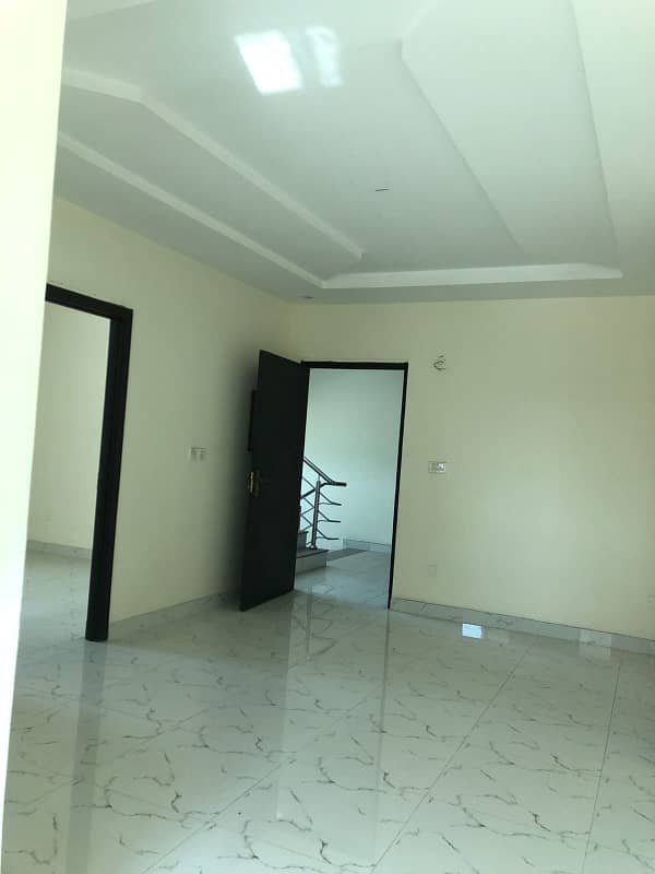 CORNER FLAT 2ND FLOOR 600 SQUARE FEET AVAIALABLE FOR SALE IN SHERANWALA HEIGHTS 4