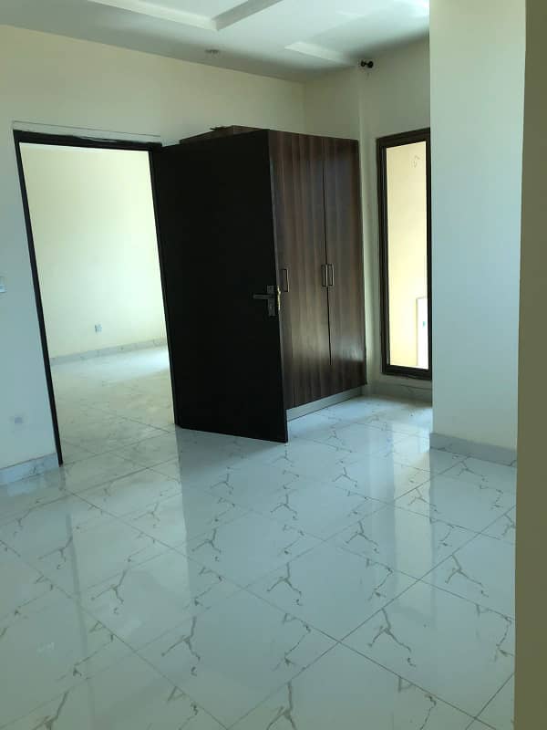 CORNER FLAT 2ND FLOOR 600 SQUARE FEET AVAIALABLE FOR SALE IN SHERANWALA HEIGHTS 5