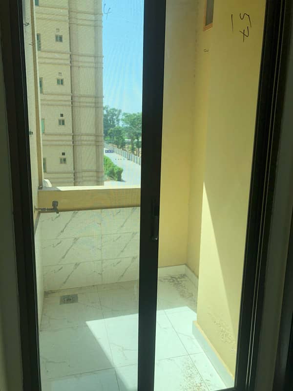 CORNER FLAT 2ND FLOOR 600 SQUARE FEET AVAIALABLE FOR SALE IN SHERANWALA HEIGHTS 8