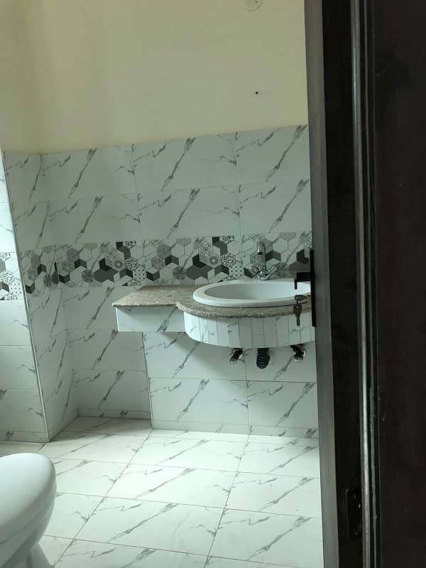 CORNER FLAT 2ND FLOOR 600 SQUARE FEET AVAIALABLE FOR SALE IN SHERANWALA HEIGHTS 9