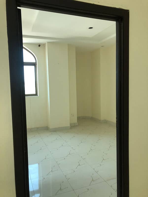 CORNER FLAT 2ND FLOOR 600 SQUARE FEET AVAIALABLE FOR SALE IN SHERANWALA HEIGHTS 10