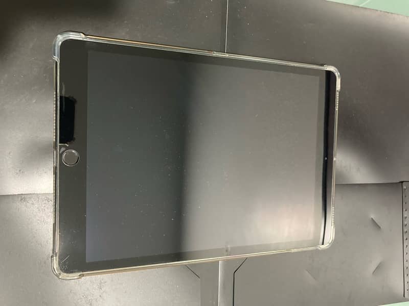 ipad 7th gen (2019) 32GB with charger 1