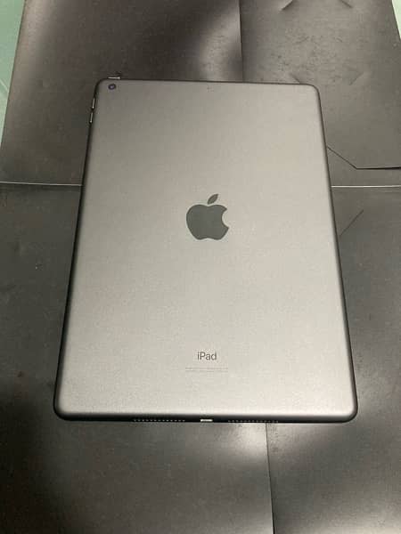 ipad 7th gen (2019) 32GB with charger 2