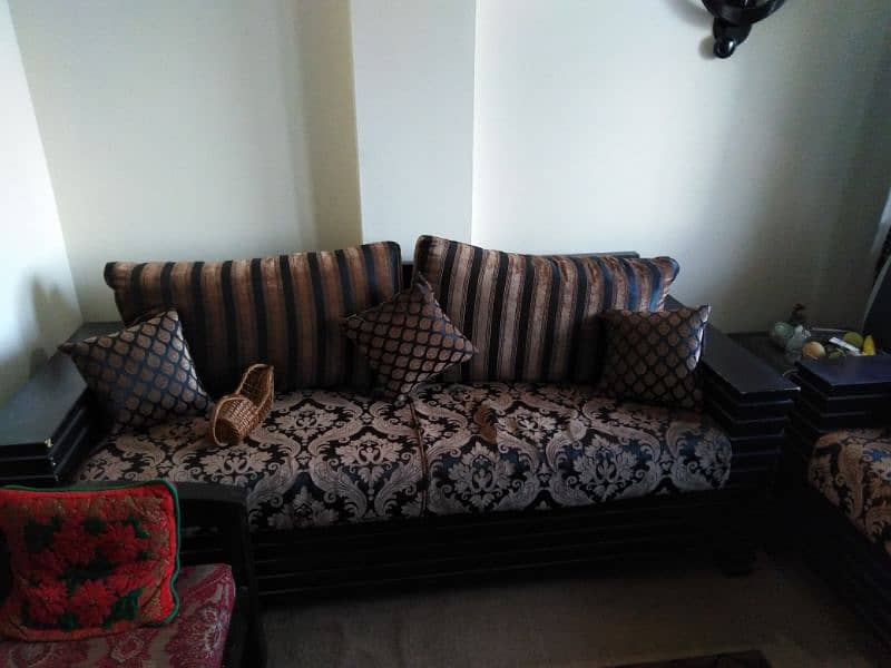 SOFA SET 5 SEATER, GOOD CONDITION, URGENT SALE 0