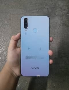 Selling vivo y17 in mint codition with geniune charger