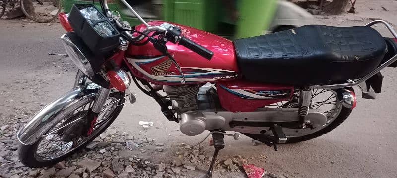 Honda 125 2015 model for argent sale location Lahore Iqbal Town 1