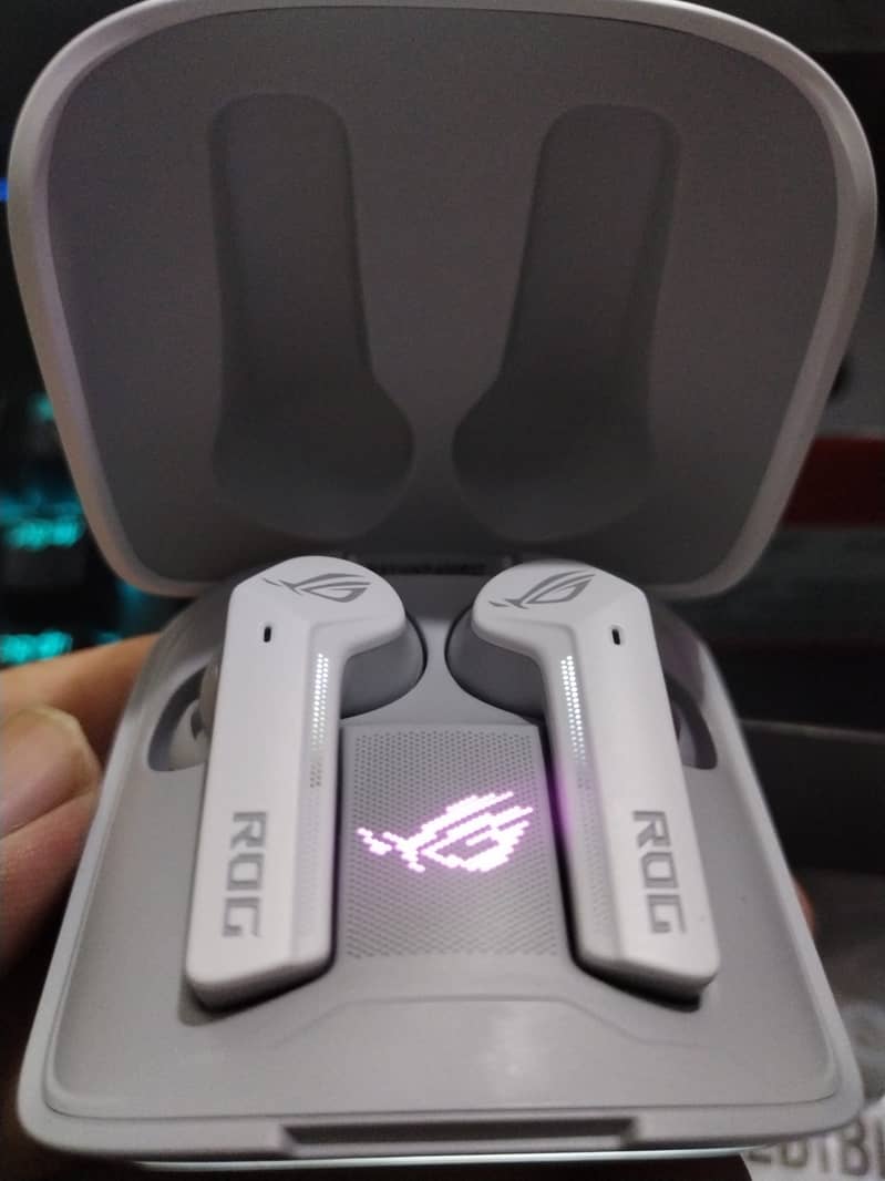 ASUS ROG Cetra True Wireless Gaming Headphones White 3