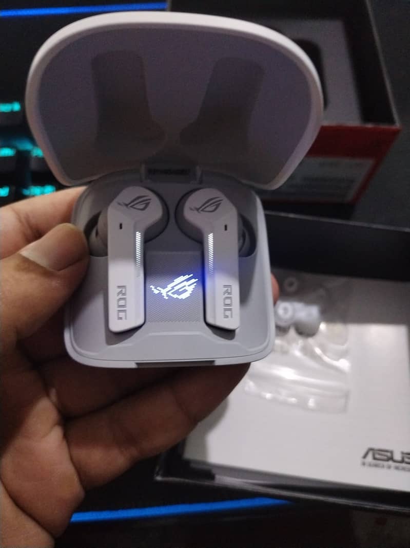 ASUS ROG Cetra True Wireless Gaming Headphones White 4