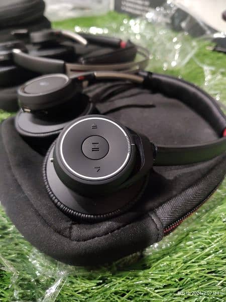 Headphones / Plantronics voyager focus 1 ANC feature headphones 3