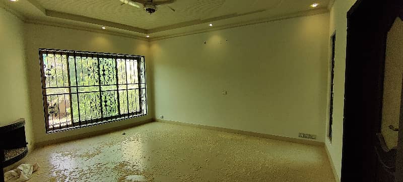 1 Kanal Well Maintained House In DHA Phase 4 4