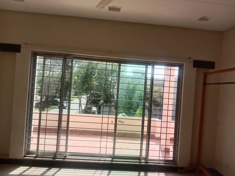 10 Marla Well Maintained House DHA Phase 5 22