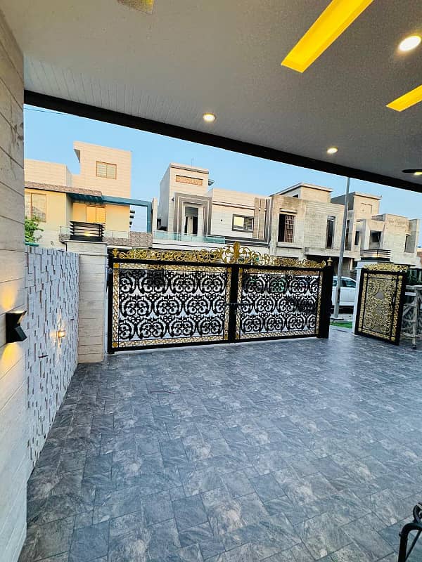 10 marla House available For Sale In Sectore C Hussain Block Bahria Town Lahore 1