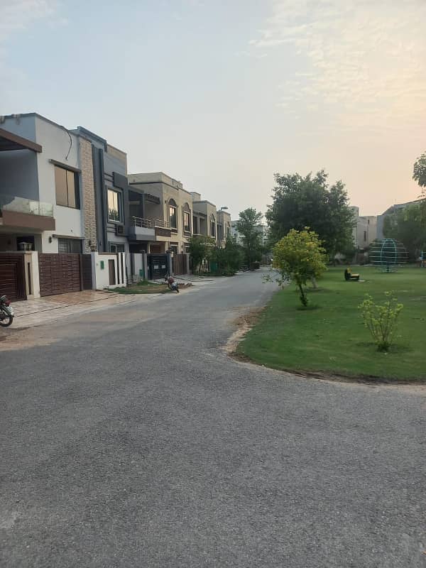 5 Marla Like A New House Available for Sale In Bb Block Bahria Town Lahore 1