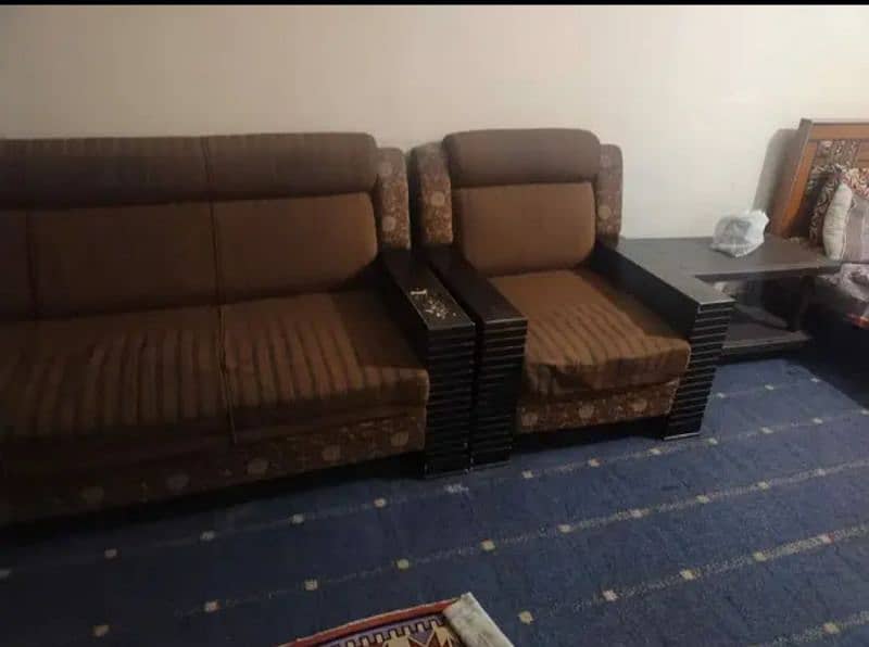 5 seater sofa available for urgent sale 2