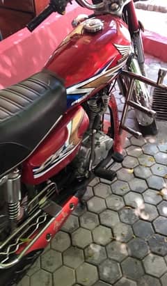 Honda 125 selling urgently.