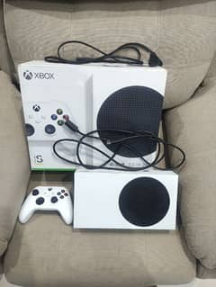 Xbox series s with box 10/10. All things original guaranteed!