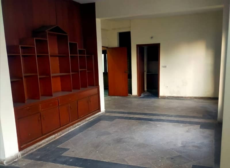 A Spacious 10 Marla House In Allama Iqbal Town - Nishtar Block 1