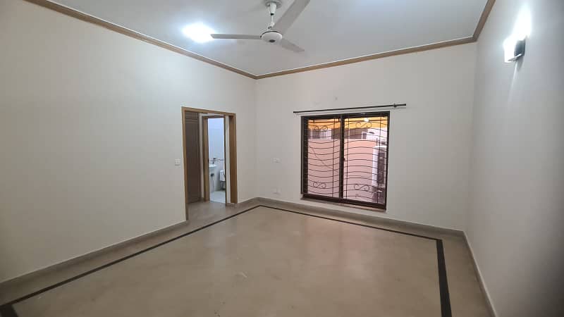 10 Marla House is Available For Rent In Jasmine Block Bahria Town Lahore 3