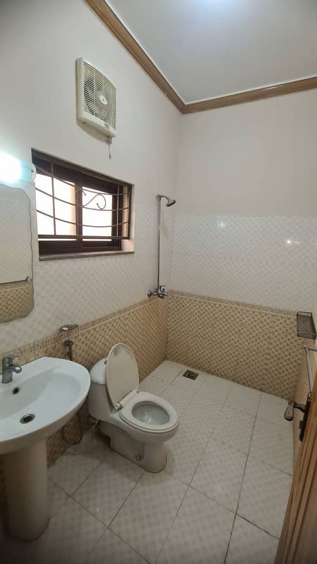 10 Marla House is Available For Rent In Jasmine Block Bahria Town Lahore 7