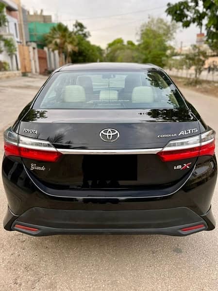 Toyota Corolla Altis Grande 1.8 Model 2018 5