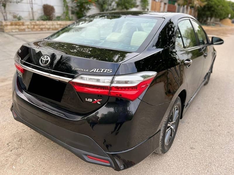 Toyota Corolla Altis Grande 1.8 Model 2018 6