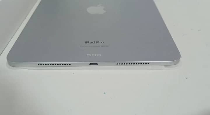 iPad Pro M4 256GB = Watsapp. 03486223941 3