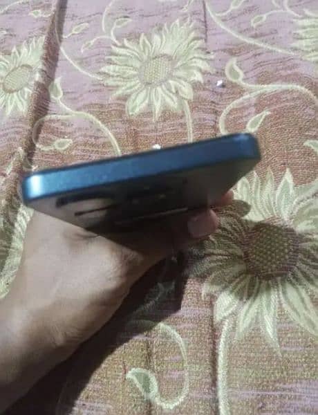 Infinix smart 8 all ok condition 10 by 9.5 hy box change sat hy 3